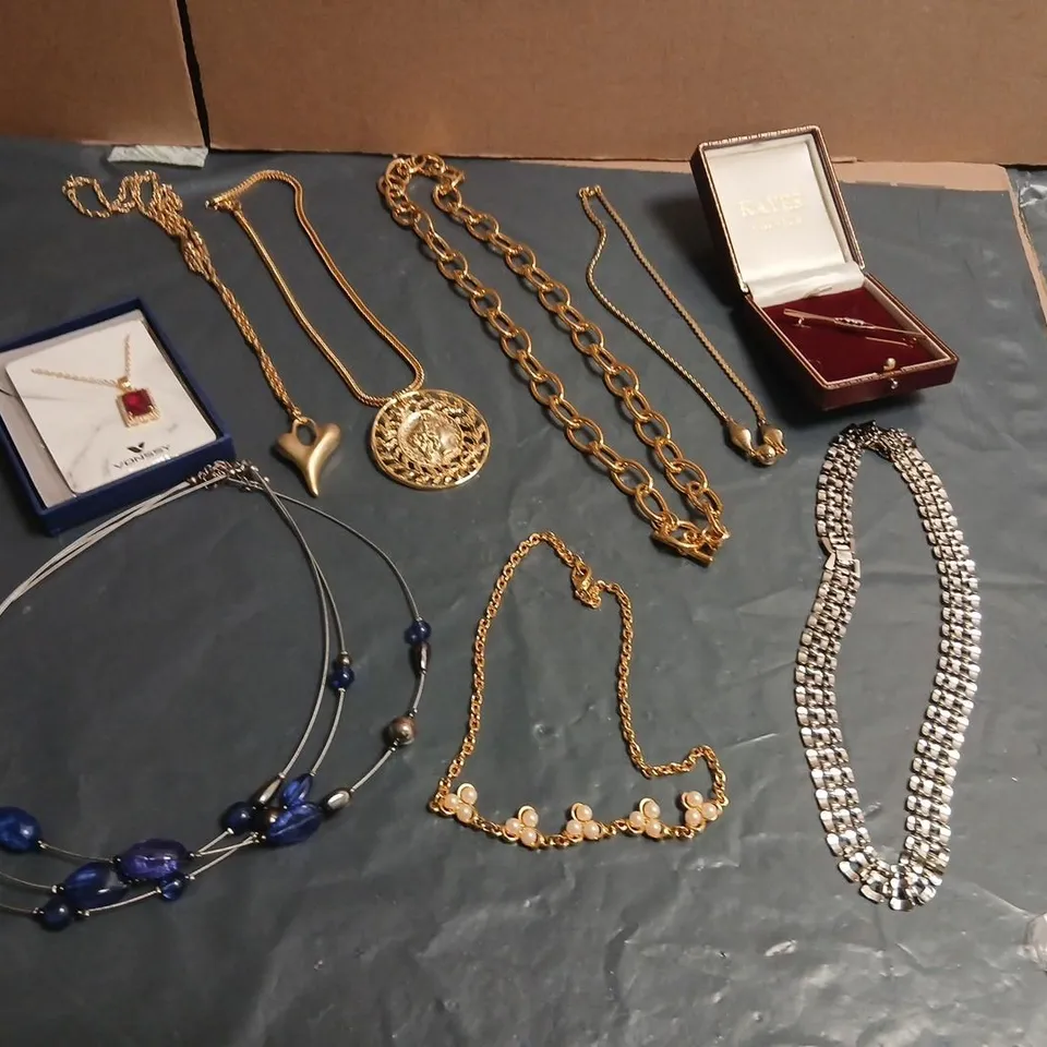 LARGE QUANTITY OF ASSORTED JEWELLERY AND ACCESSORIES