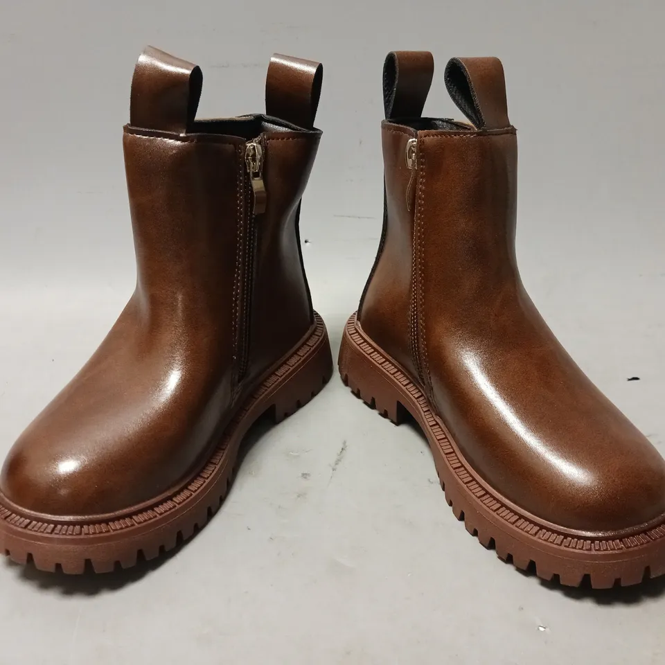 BOXED PAIR OF DESIGNER KIDS SIDE-ZIP CHELSEA BOOTS IN CHOCOLATE EU SIZE 28