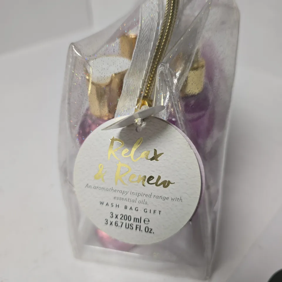 RELAX & RENEW LAVENDER HAZE AROMATHERAPY WASH BAG GIFT SET – 3 X 200 ML
