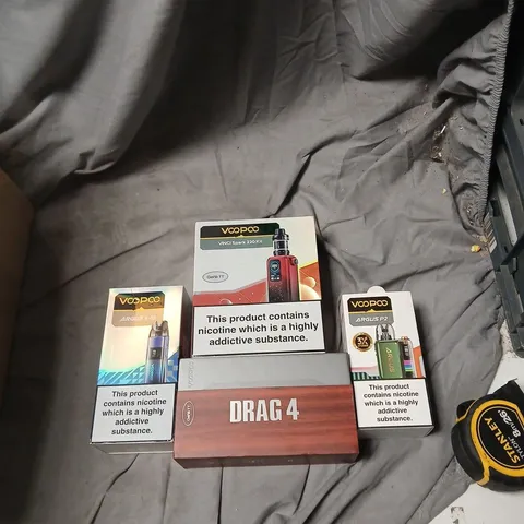 APPROXIMATELY 25 ITEMS INCLUDING VOOPOO DRAG 4 KIT – BOXED VAPE KIT WITH ASSORTED VOOPOO PACKAGING .