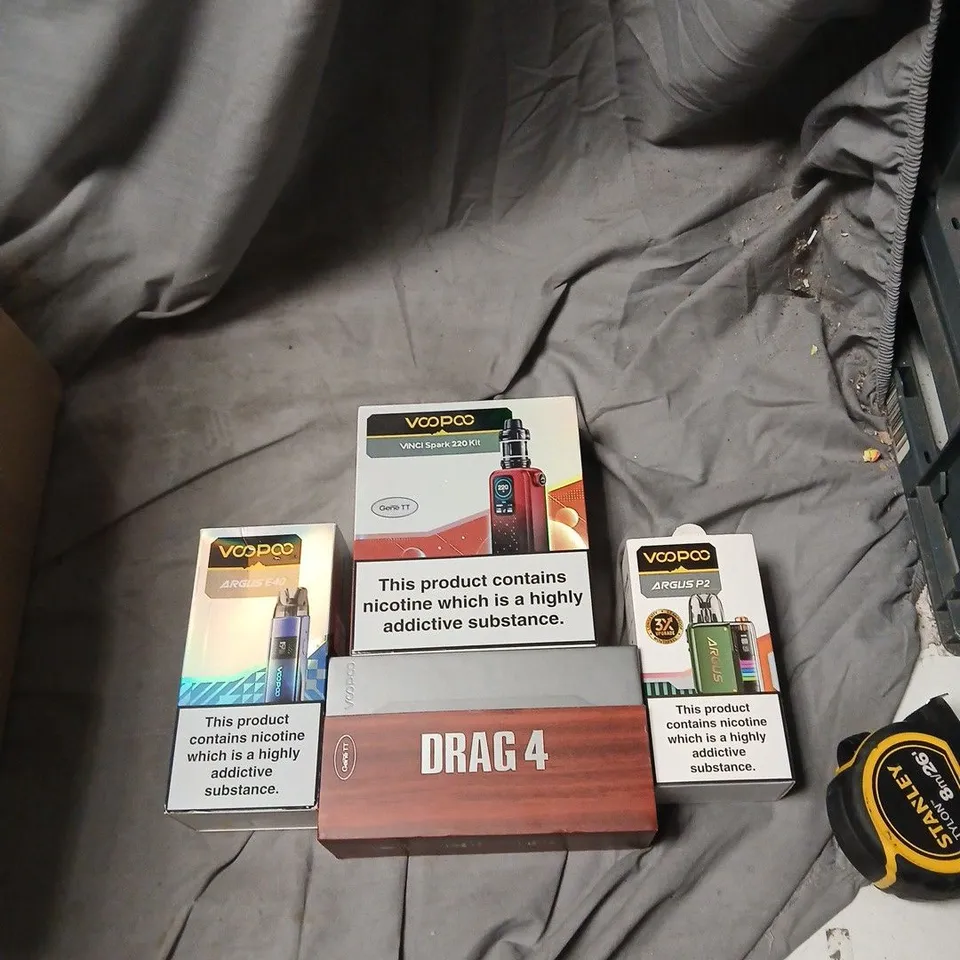 APPROXIMATELY 25 ITEMS INCLUDING VOOPOO DRAG 4 KIT – BOXED VAPE KIT WITH ASSORTED VOOPOO PACKAGING .