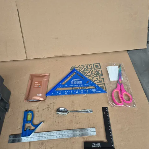 TOTE OF APPROXIMATELY 10 ASSORTED ITEMS