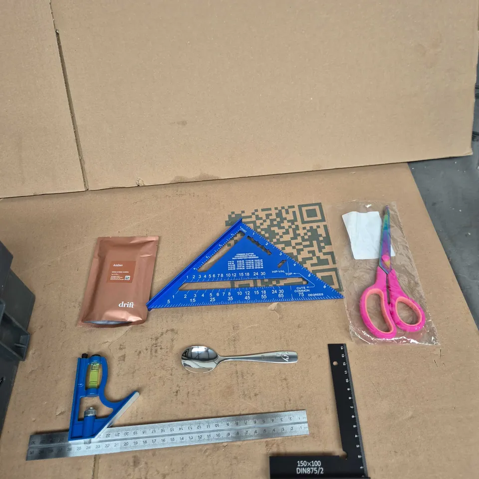 TOTE OF APPROXIMATELY 10 ASSORTED ITEMS