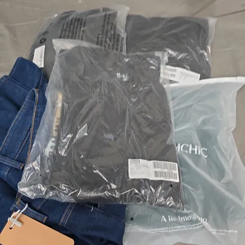 APPROXIMATELY 25 ASSORTED CLOTHING ITEMS IN VARIOUS SIZES, STYLES & COLOURS TO INCLUDE BRANDS SUCH AS BLOOMCHIC, PIECES, & OTHER STORIES, ETC - COLLECTION ONLY