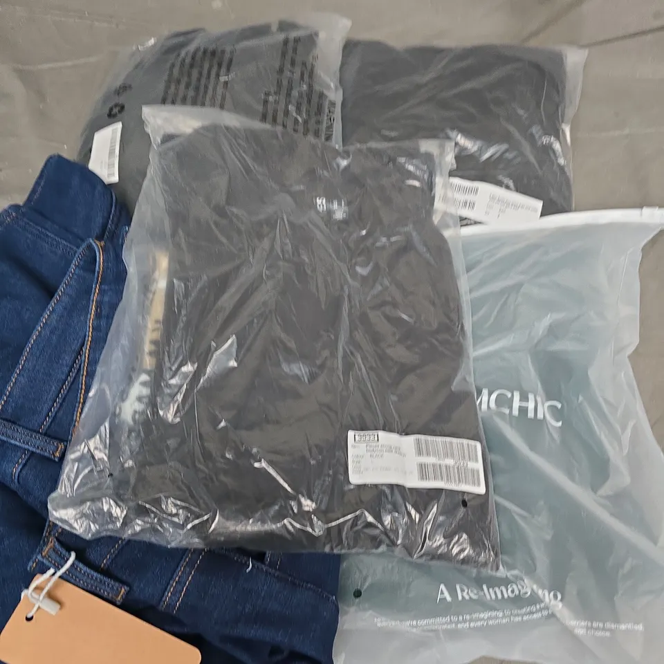 APPROXIMATELY 25 ASSORTED CLOTHING ITEMS IN VARIOUS SIZES, STYLES & COLOURS TO INCLUDE BRANDS SUCH AS BLOOMCHIC, PIECES, & OTHER STORIES, ETC - COLLECTION ONLY