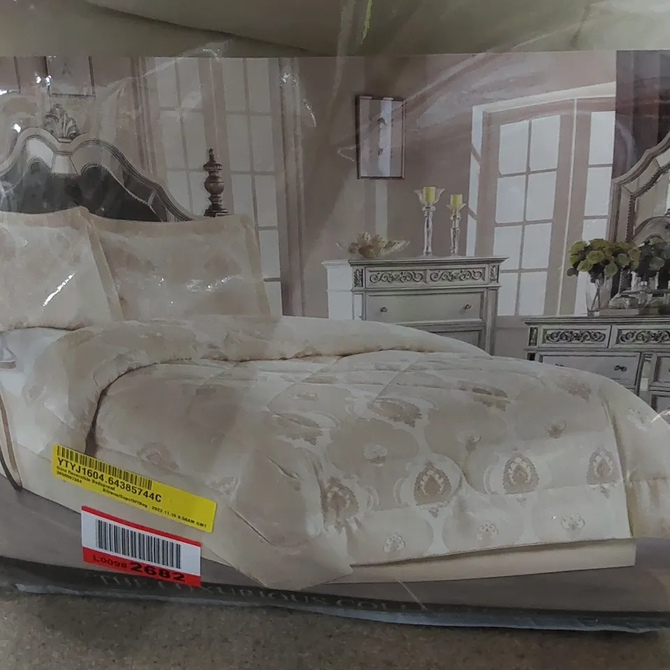 BAGGED GINA REVERSIBLE BEDSPREAD // SIZE: SUPER KING 