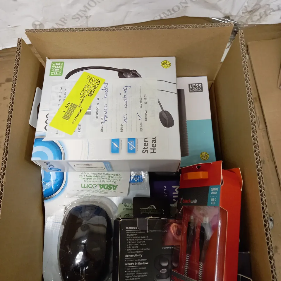 LOT OF APPROX 10 ASSORTED ELECTRICAL ITEMS TO INCLUDE DAB RADIO, HEADPHONES, SYNC AND CHARGE CABLE ETC