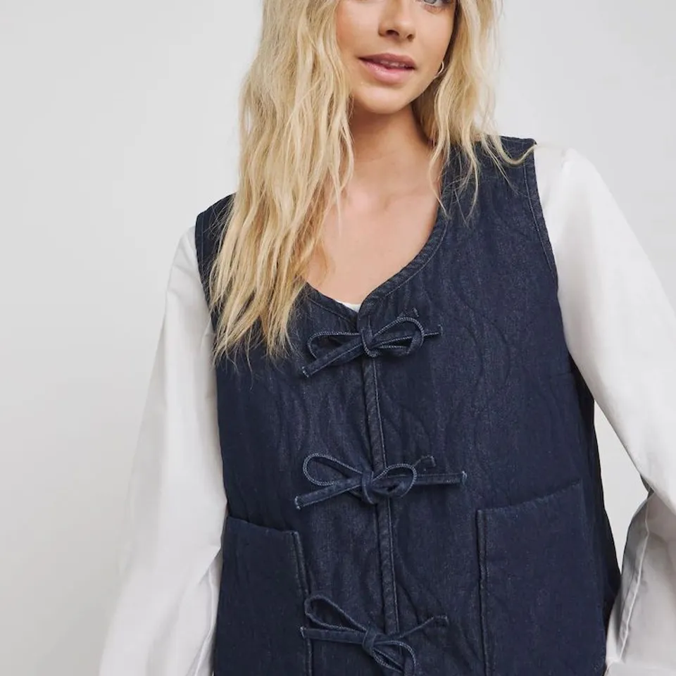 BOX CONTAINING APPROXIMATELY 10 BRAND NEW SIMPLY BE BLUE TIE FRONT QUILTED DENIM GILET - SIZE 16