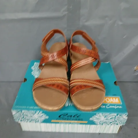 BOXED PAIR OF CALI SKECHERS CALI WEDGE SANDALS IN BROWN - UK SIZE 7