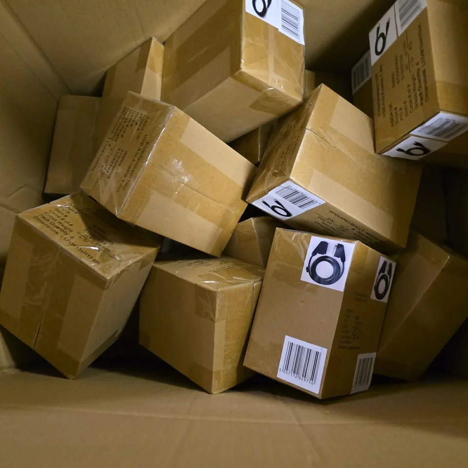 BOX OF APPROXIMATELY 16 ASSORTED ITEMS TO INCLUDE - AT 1.5M SCART CABLE , USB A TO A CABLE 