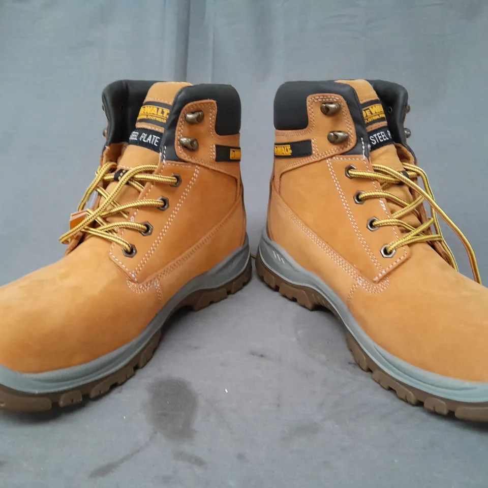 BOXED PAIR OF DEWALT STEEL TOE SAFETY BOOTS IN HONEY UK SIZE 9