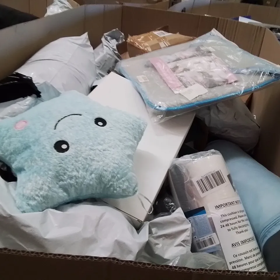 PALLET CONTAINING A LARGE QUANTITY OF PILLOWS