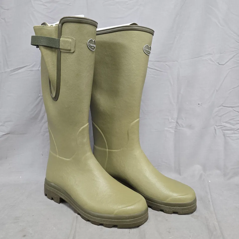 BOXED PAIR OF LE CHAMEAU WELLINGTON BOOTS IN DARK OLIVE SIZE UK 10