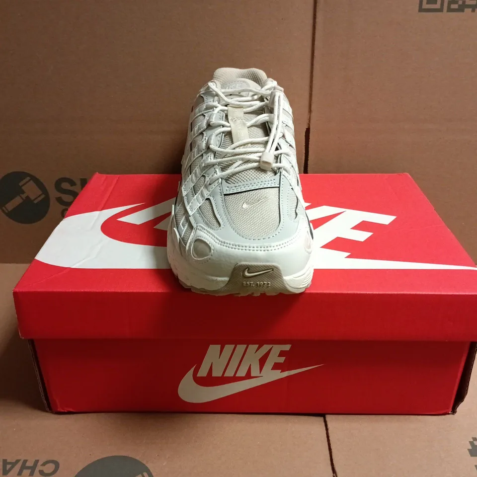 BOXED PAIR OF NIKE P-6000 TRAINERS IN SAIL/LIGHT BONE/CREAM SIZE UK 8