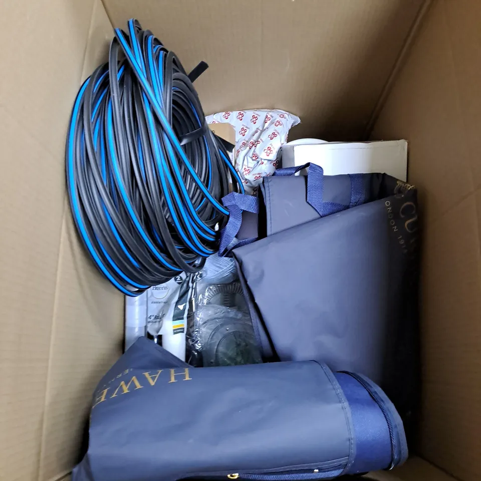 APPROXIMATELY 15 ASSORTED HOUSEHOLD ITEMS TO INCLUDE BATH RUNNER, WOODEN MEMORY BOX AND KNITTING YARN