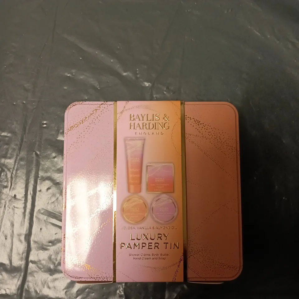 BOX OF APPROXIMATELY 6 ASSORTED COSMETIC BOXSETS TO INCLUDE:2X BAYLIS AND HARDING SETS