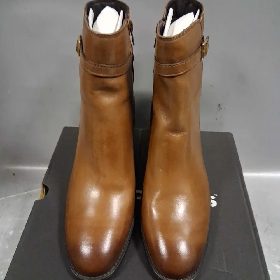 BOXED HUSH PUPPIES CAITLYN HEELOED BOOT SIZE 8