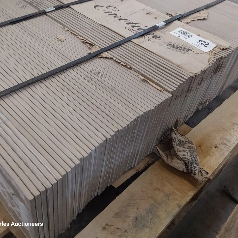 PALLET OF APPROXIMATELY 92 RIBERA BIANCO WOOD EFFECT TILES EACH 153 × 589mm TOTAL 8.3 sq m