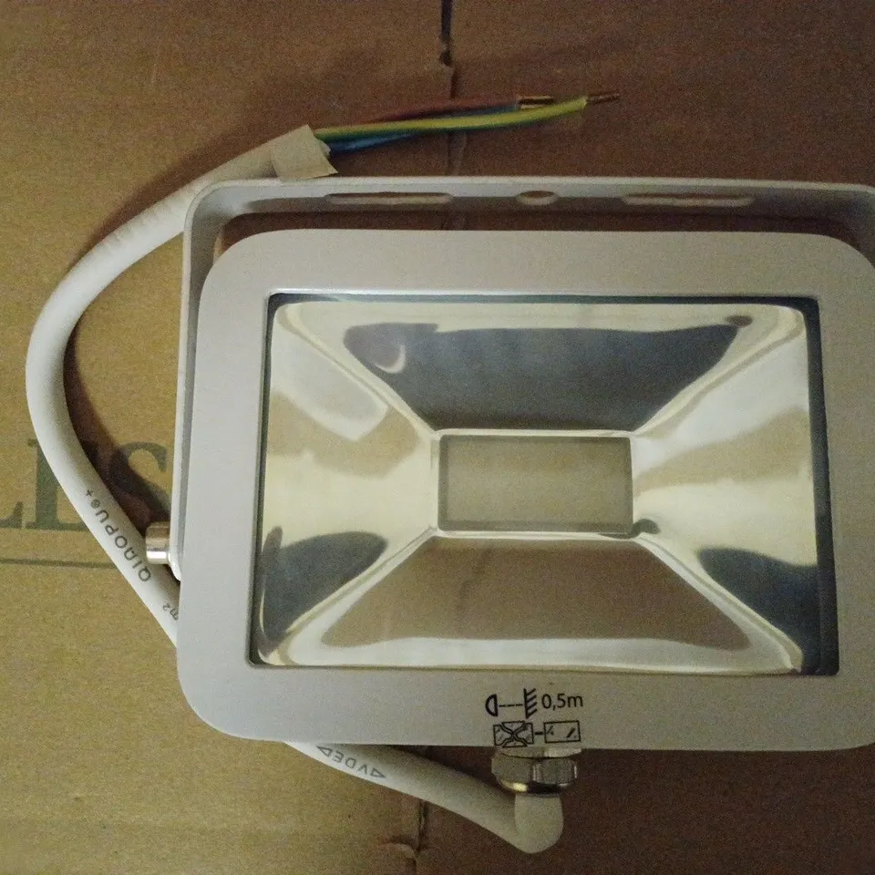 BRAND NEW KANLUX TINI LED FLOODLIGHT 11W-NW-W WHITE