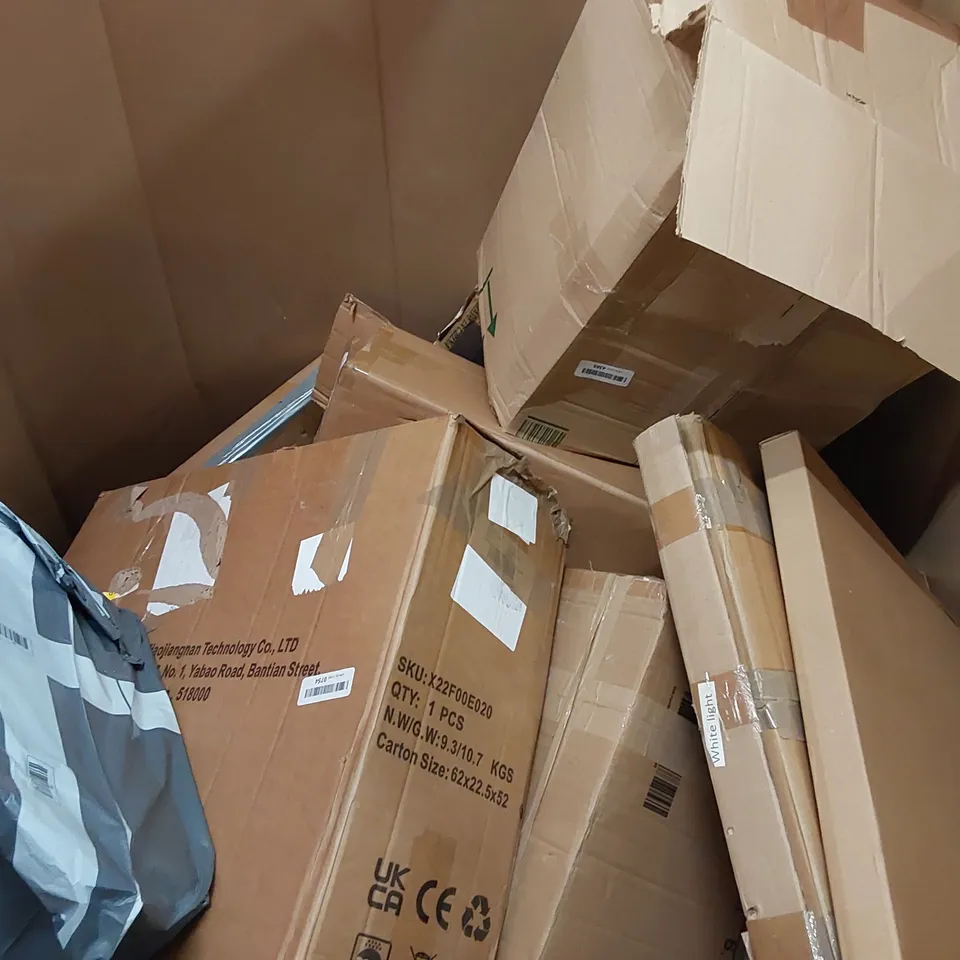 PALLET OF ASSORTED ITEMS INCLUDING: PLAYPEN, BEDDING, DOG CRATE, CORDLESS SPRING TENSION BLIND ECT