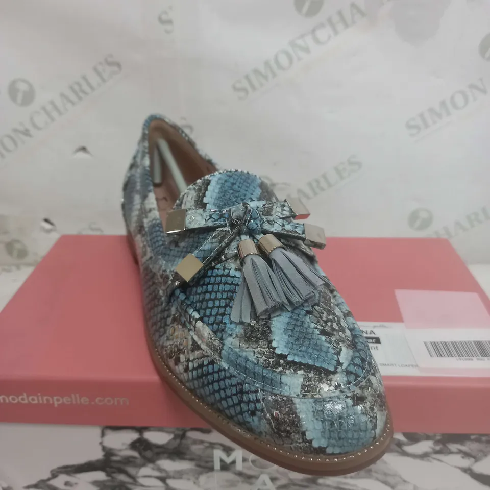 BOXED PAIR OF MODA IN PELLE SHOES IN DENIM SNAKE SIZE 8