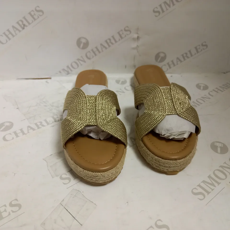 VERY SIZE 6 BROWN BEACH SANDALS - GOLD 