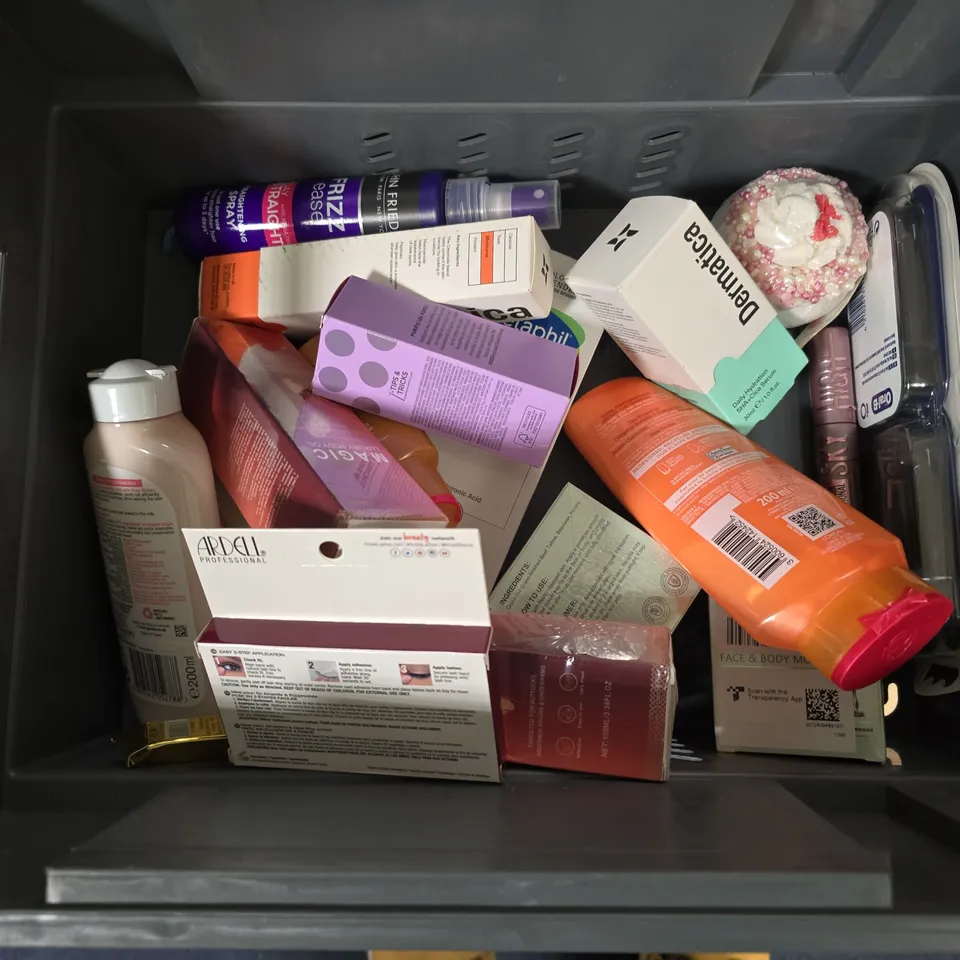 APPROXIMATEY 20 ASSORTED HEALTH AND BEAUTY PRODUCTS TO INCLUDE - L'OREAL ELVIVE SHAMPOO - ELF MAKE UP BRUSHES AND DOVE LEMON DROP CLEANSING BAR