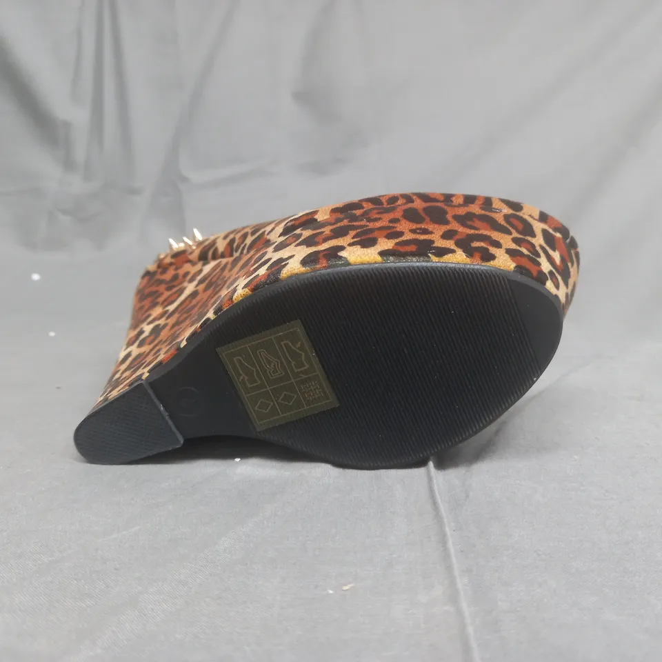 BOXED PAIR OF CASANDRA PLATFORM HIGH WEDGE SHOES IN LEOPARD PRINT W. STUD EFFECT SIZE 4