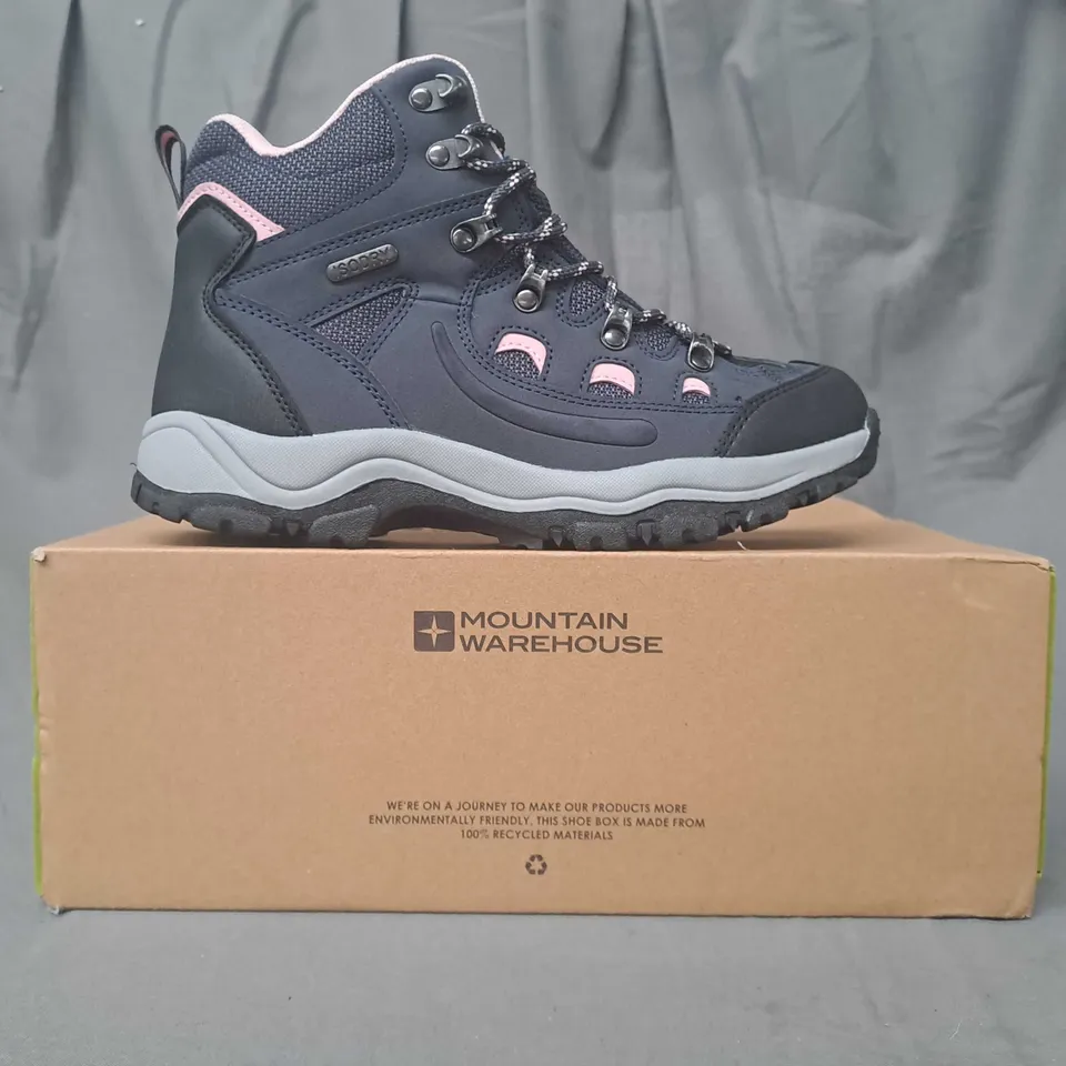 BOXED PAIR OF MOUNTAIN WAREHOUSE ADVENTURER WATERPROOF WALKING BOOTS IN DARK PURPLE/PINK UK SIZE 5