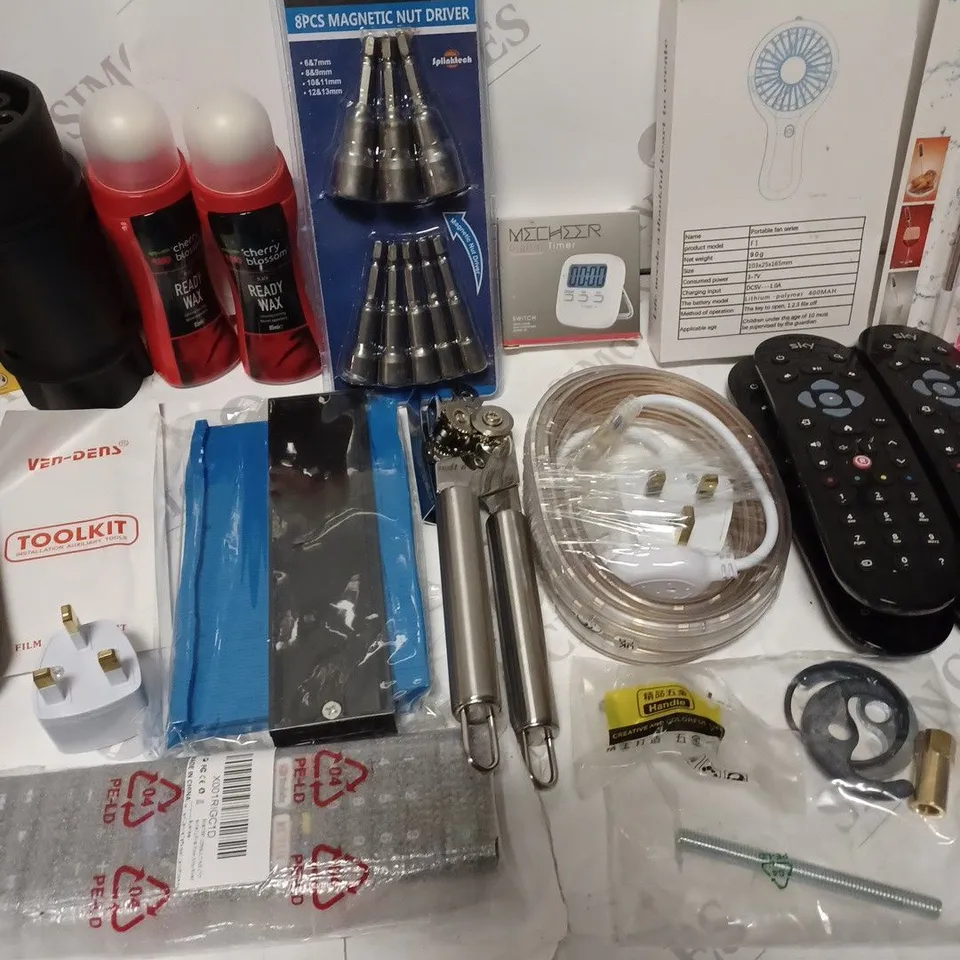 LOT OF ASSORTED ITEMS TO INCLUDE EXTRA-LIFE KITCHEN GLOVES , PORTABLE FAN , ETC