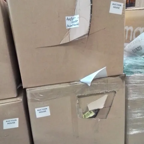 PALLET CONTAINING A LARGE QUANTITY OF PILLOWS/CUSHIONS