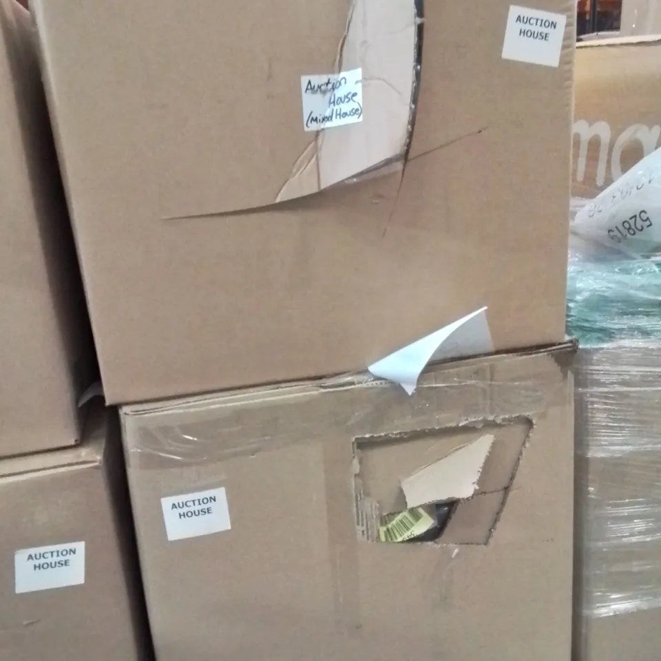 PALLET CONTAINING A LARGE QUANTITY OF PILLOWS/CUSHIONS