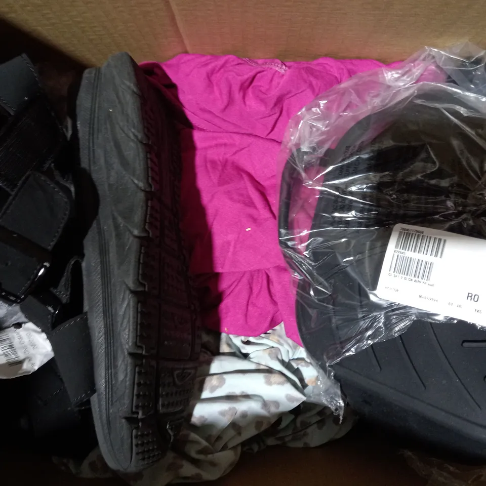 BOX OF APPROXIMATELY 10 ASSORTED HOUSEHOLD ITEMS TO INCLUDE SLIPPERS IN BROWN SIZE 5, FESTIVE DECORATIVE LIGHTS, IZABEL LONDON TROUSERS IN NAVY SIZE 18, ETC
