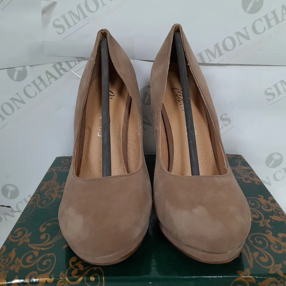 BOXED PAIR OF CLARAS CLOSED TOE THIN BLOCK HEELS IN CAMEL - SIZE 36