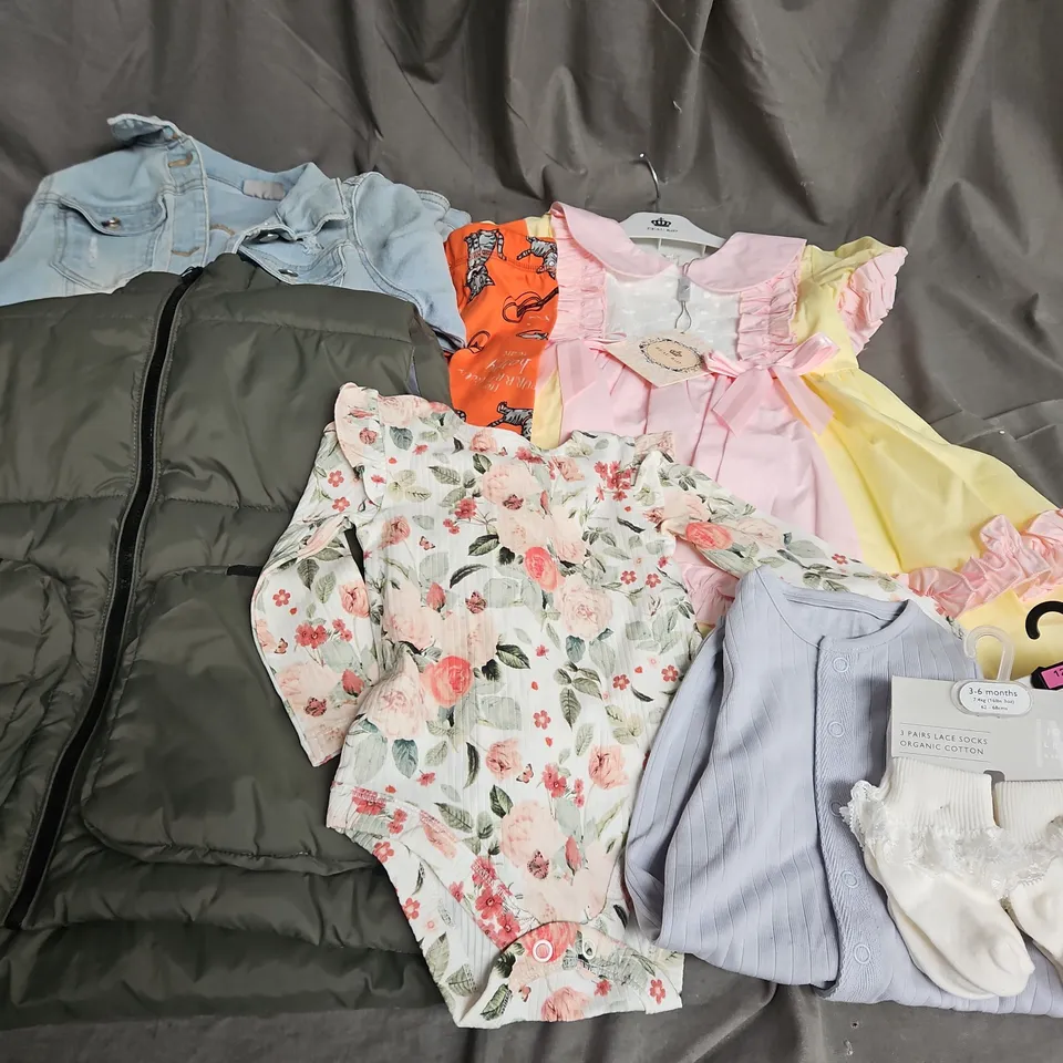 BOX OF APPROXIMATELY 30 ASSORTED KIDS CLOTHING ITEMS TO INCUDE - GILET, DRESS, SOCKS, ETC