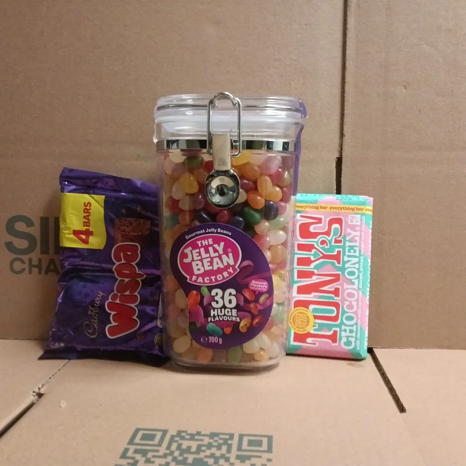 APPROXIMATELY 10 ASSORTED FOOD AND DRINK ITEMS TO INCLUDE JELLY BEANS, CADBURY WISPA, TONY'S ETC
