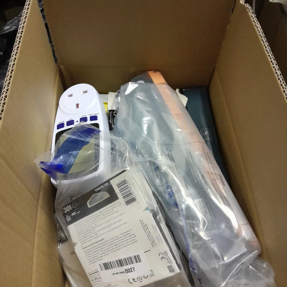 BOX OF ASSORTED HOUSEHOLD ITEMS TO INCLUDE SMARTSHAKE BOTTLE , HIGH PRESSURE SHOWER HEAD , ETC