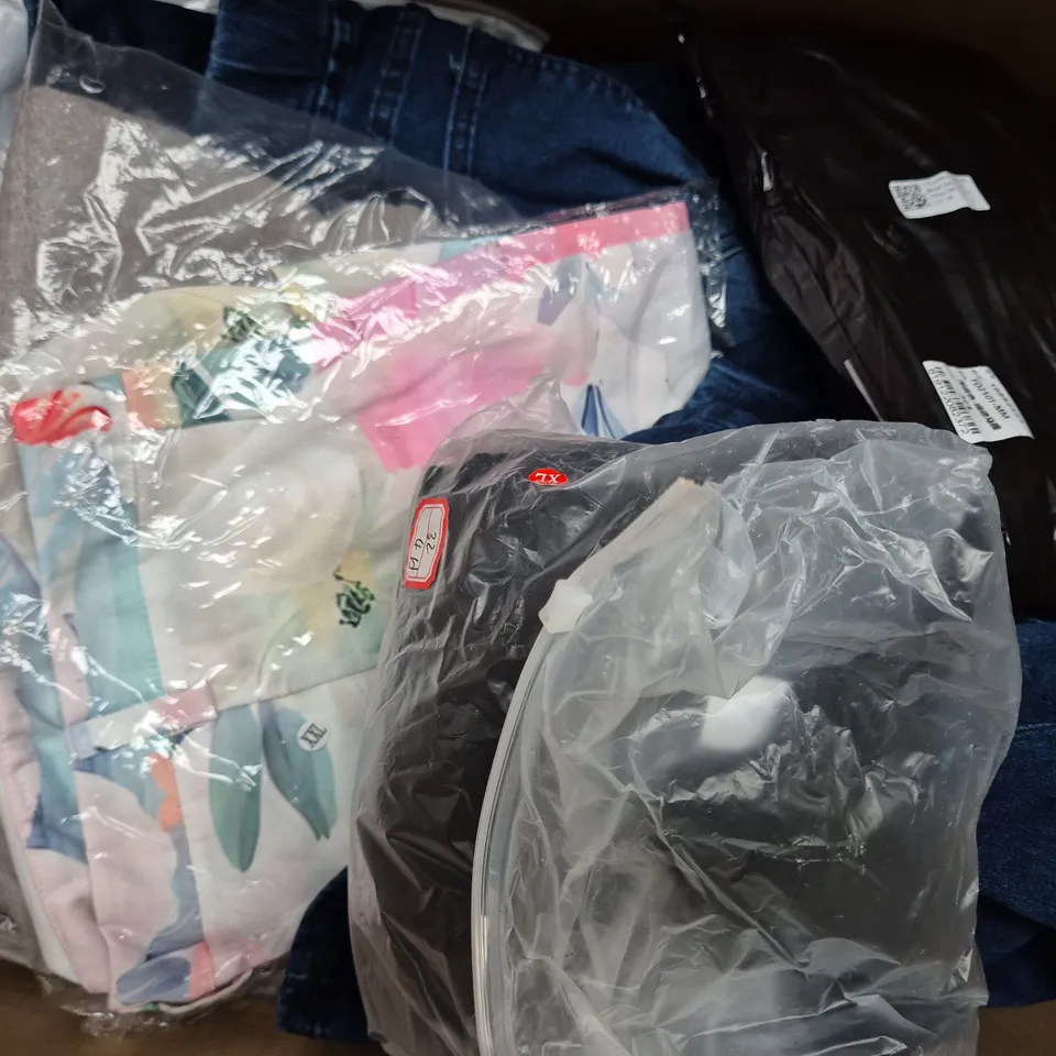 APPROXIMATELY 25 ASSORTED CLOTHING AND FASHION PRODUCTS IN VARIOUS STYLES AND SIZES - COLLECTION ONLY