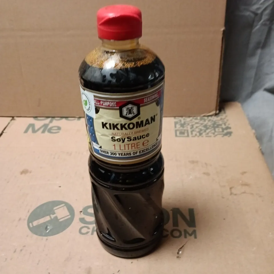 TOTE OF APPROXIMATELY 14 ASSORTED FOOD AND DRINK ITEMS TO INCLUDE: KIKKOMAN 1L SOYSAUCE 