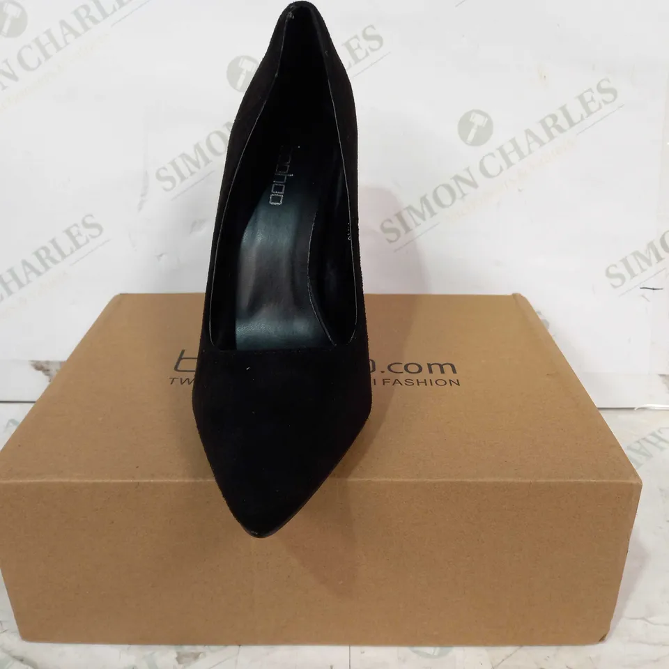 BOXED PAIR OF BOOHOO POINTED TOE SUEDE HIGH HEEL SHOES IN BLACK SIZE 8
