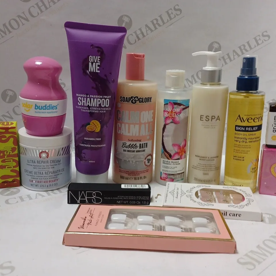 BOX OF APPROX 12 ASSORTED BEAUTY PRODUCTS TO INCLUDE GIVE ME SHAMPOO, AVEENO BODY OIL SPRAY, AVON SENSES SHOWER CREAM, ETC 