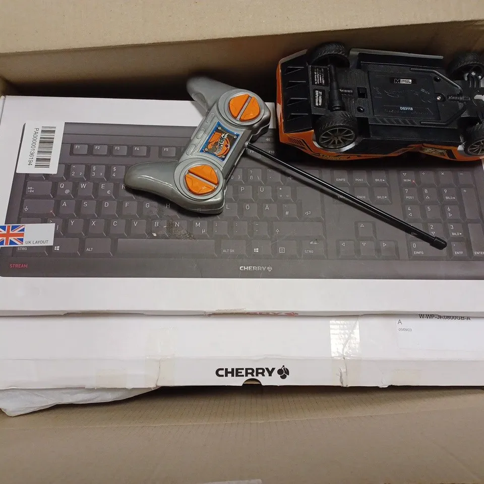 BOX OF APPROX 15 ASSORTED ITEMS TO INCLUDE - XBOX ONE CONTROLLER RECHARGEABLE DOCK - EXTENSION LEAD - KANO DIY MOUSE ECT