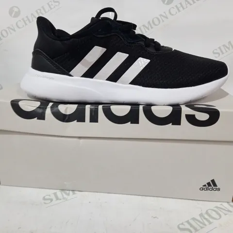 BOXED PAIR OF ADIDAS QT RACER 3.0 SHOES IN BLACK/WHITE UK SIZE 6