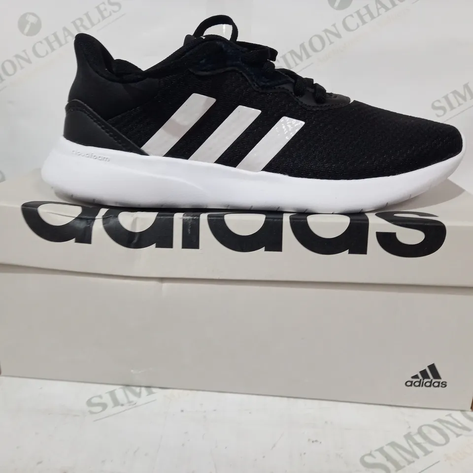 BOXED PAIR OF ADIDAS QT RACER 3.0 SHOES IN BLACK/WHITE UK SIZE 6