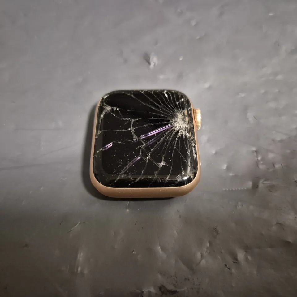 APPLE WATCH SERIES 4 IN ROSE GOLD 