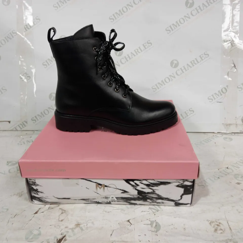 BOXED PAIR OF MODA IN PELLE CIRRA LACE UP LEATHER BOOTS IN BLACK EU SIZE 38