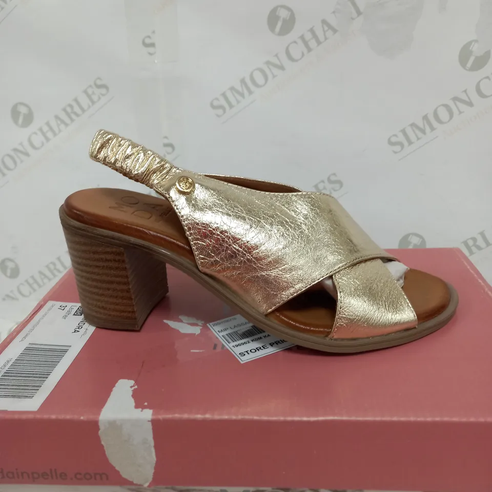 UNBOXED MODA IN PELLE LASSANDRA SANDAL IN GOLD SIZE 4