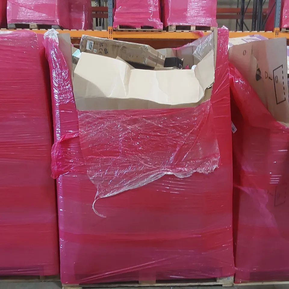 PALLET OF ASSORTED ITEMS INCLUDING: COOKER HOOD, RETRACTABLE SAFETY GATES, RUGS, WALL RICHE ECT