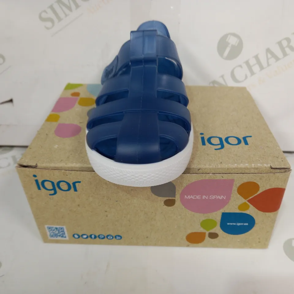 BOXED PAIR OF IGOR STAR INFANT SALDALS IN NAVY EU SIZE 22