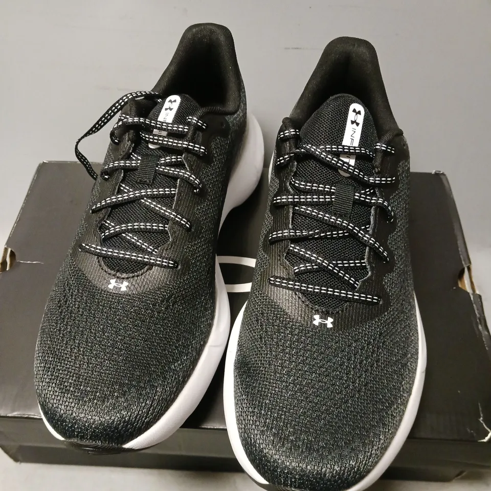 BOXED PAIR OF UNDER ARMOUR UA INFINITE MEN'S TRAINERS, BLACK - SIZE UK 8